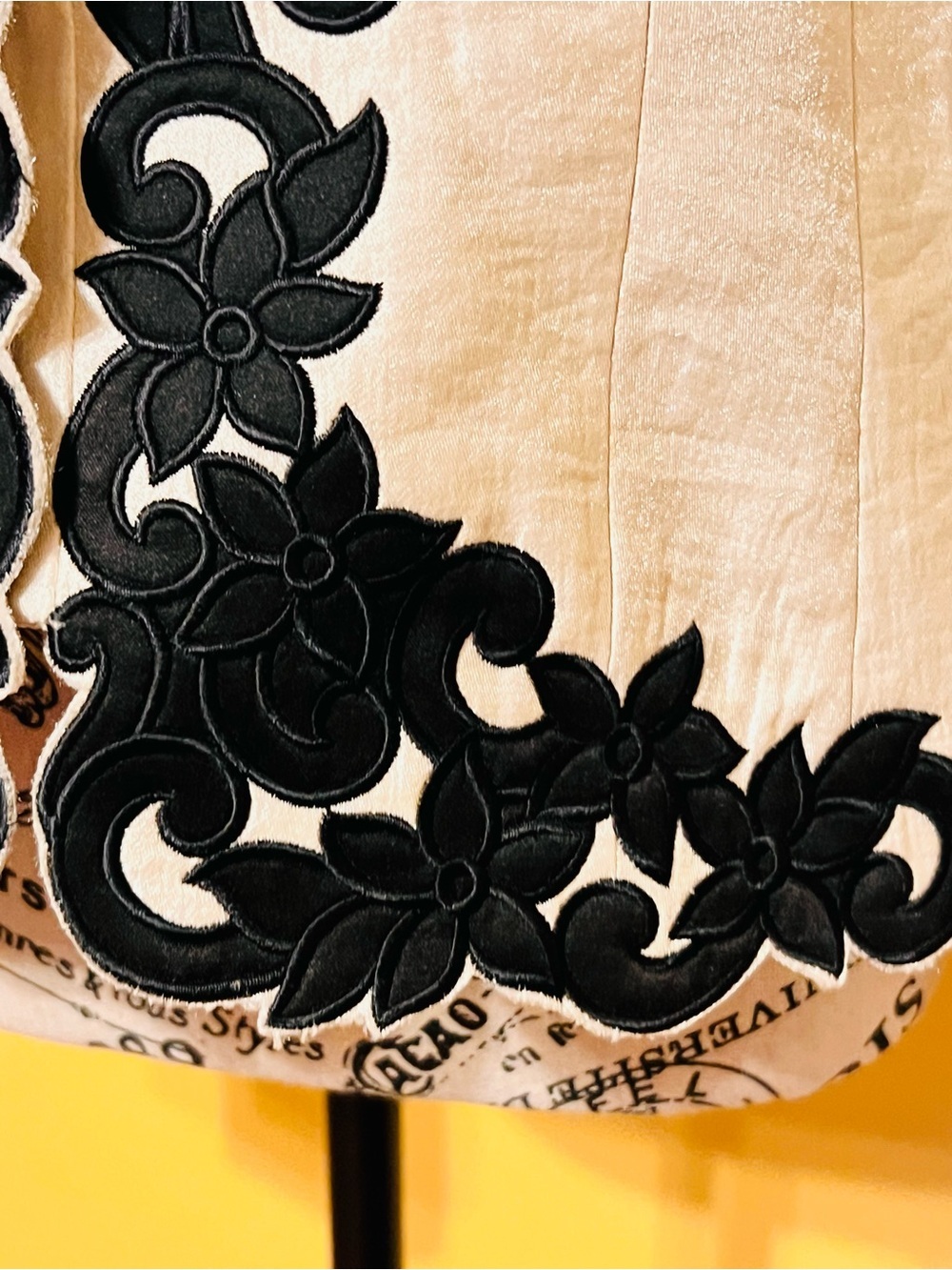 Victor Costa Ivory Jacket with Black Floral Appliqué size 6 - Picture 7 of 15